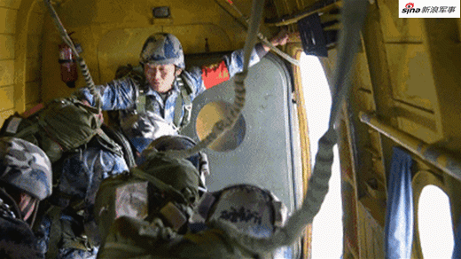 Kỹ thuật nhảy dù đổ bộ ở độ cao thấp về cơ bản là không khác nhau giữa các quốc gia trên thế giới và cũng không có mấy thay đổi từ sau Chiến tranh Thế giới thứ hai tới nay. Nguồn ảnh: Sina.