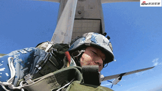 Kỹ thuật nhảy dù này không yêu cầu thao tác xử lý của người lính, người lính ngay cả khi bị ngất xỉu do va đập hoặc bị chấn thương trong lúc rời cửa máy bay vẫn có thể tiếp đất an toàn do dù tự mở. Nguồn ảnh: Sina.