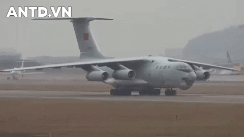 Không quân của Giải phóng quân Nhân dân Trung Quốc (PLA) đã sử dụng 8 chiếc máy bay vận tải lớn vào sáng 2-2 để vận chuyển thuốc men và đồ tiếp tế từ quân đội đến Vũ Hán, thủ phủ của tỉnh Hồ Bắc và tâm dịch do virus corona chủng mới gây ra