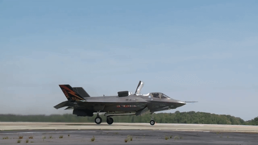Hiện tại, vẫn chưa rõ tới khi nào các chiến đấu cơ F-35B sẽ được Nhật Bản trang bị lên khu trục hạm mang trực thăng của mình. Ảnh: F-35B thể hiện khả năng cất cánh thẳng đứng dù trên lý thuyết nó chỉ có khả năng hạ cánh thẳng đứng. Nguồn ảnh: Gify.