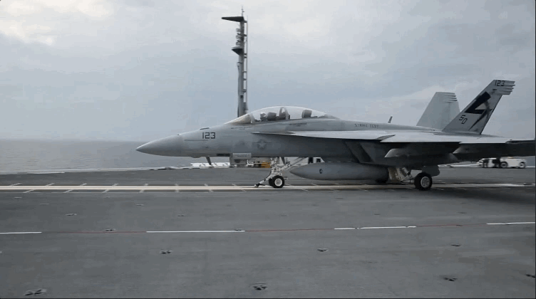 Cũng trong thời gian này, USS Gerald R. Ford cũng thực hiện việc thử nghiệm hệ thống phóng và hệ thống thu hồi máy bay - hệ thống được đánh giá là có sự cải tiến vượt trội hơn so với lớp tàu sân bay Nimitz tuy nhiên cũng khá tai tiếng vì tỷ lệ gây tai nạn khi thử nghiệm khá cao. Nguồn ảnh: usni.
