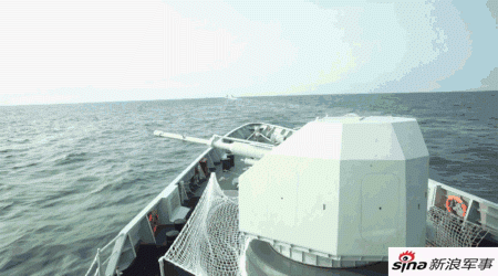 Việc bắn được cả các loại đạn không có vỏ đồng nghĩa với việc hải pháo H/PJ38 có thể bắn được cả các loại tên lửa phóng đi từ nòng pháo và đạt hiệu quả cao hơn trong quá trình chiến đấu, không như AK-130, vốn chỉ bắn được đạn thông thường. Nguồn ảnh: Sina.