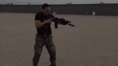 Mặc dù vậy, không nhất thiết phải thay đạn theo kiểu "rườm rà" như thế này. Nguồn ảnh: Gify.