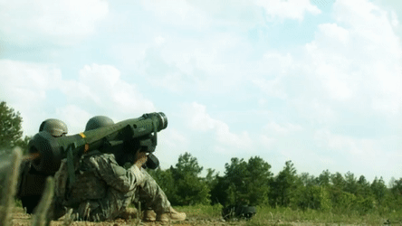 Cụ thể, sau khi mua một loạt các tên lửa Javelin từ Mỹ, Ukraine khẳng định loại tên lửa này có rất nhiều vấn đề, đầu tiên là từ trọng lượng nặng cho tới hiệu quả chiến đấu không tương xứng với quảng cáo của Mỹ. Nguồn ảnh: Gify.