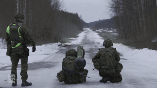 Mặc dù vậy, các chuyên gia quân sự nhận định dường như Kiev đang có ý định muốn Mỹ "giảm giá" bán loại tên lửa này sau hành động cằn nhằn của mình. Về trọng lượng, tên lửa Javelin chỉ nặng hơn 20kg - tương đồng với mọi loại tên lửa chống tăng có kích thước tương tự do Nga sản xuất. Nguồn ảnh: Gify.