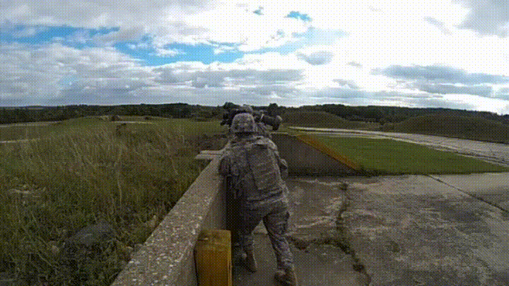 Về việc tên lửa Javelin bị Ukraine tố là sử dụng hệ thống dẫn đường bằng nhiệt nên nó không thể tiêu diệt được mục tiêu thứ hai trên chiến trường vì nguồn nhiệt phát ra từ mục tiêu thứ nhất sau khi bị tiêu diệt là quá lớn, các chuyên gia khẳng định điều này hoàn toàn vô căn cứ vì ngoài việc sử dụng nhiệt để dẫn đường, Javelin còn sử dụng cả dẫn đường bằng hình ảnh. Nguồn ảnh: Gify.