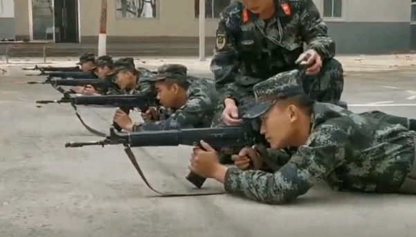 Tại đây, khi binh lính Trung Quốc đang huấn luyện ngắm bắn với các loại súng trường tấn công, một vài chú chó được nuôi trong đơn vị đã có mặt và "góp vui". Nguồn ảnh: QQ.