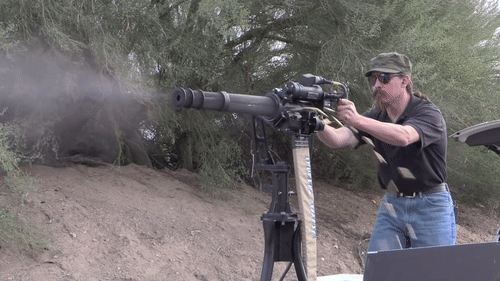 Tốc độ bắn của M134 nhanh tới nỗi người ta không thể nghe được tiếng đạn phát ra từ khẩu súng này, tất cả âm thanh mà M134 phát ra khi nó khai hoả chỉ là tiếng "rẹt rẹt" - được tạo thành do quá nhiều tiếng nổ phát ra nối tiếp nhau trong khoảng thời gian ngắn. Nguồn ảnh: Gify.