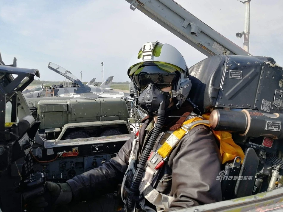 Phi công Ukraine bay MiG-29 với "mũ bảo hiểm" của... Pháp