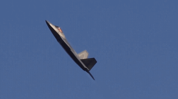 So với tiêm kích thế hệ năm F-35 của Mỹ, tiêm kích F-22 Raptor có độ cơ động cao hơn nhiều với khả năng mang vũ khí cũng như thực hiện nhiệm vụ chiếm ưu thế trên không được tối ưu hoá. Nguồn ảnh: F22demoteam.