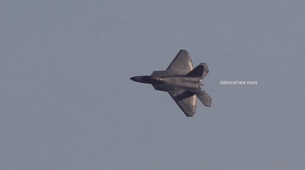 Hiện tại, F-22 Raptor cũng là loại chiến đấu cơ thế hệ năm độc quyền của Mỹ, không có bất cứ lực lượng không quân nào trên thế giới có thể sở hữu được loại tiêm kích này do Quốc hội Mỹ đã cấm xuất khẩu F-22 Raptor ra nước ngoài. Nguồn ảnh: F22demoteam.