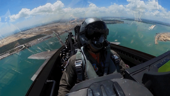 Ngay cả khi cần quay đầu trên không, F-22 Raptor cũng có thể thực hiện được động tác với bán kính vòng quay rất ngắn nhờ vào khả năng chịu lực trọng trường tốt của nó. Nguồn ảnh: F22demoteam.