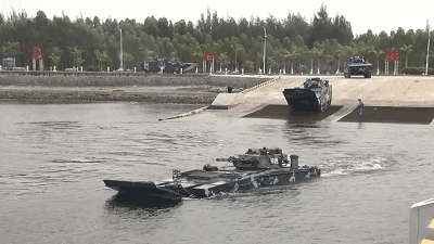 Xe thiết giáp ZBD-05 của Hải quân Đánh bộ Trung Quốc tham gia diễn tập hôm 3/1 tại Trạm Giang. Nguồn ảnh: Sina.