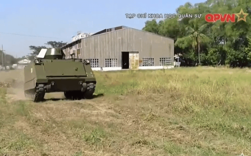 Thông thường ở các phiên bản M113 trước đó, thành viên của kíp lái sẽ phải chui ra khỏi xe để điều khiển khẩu đại liên gắn trên nóc. Trong điều kiện tác chiến, xạ thủ sẽ rất dễ gặp nguy hiểm bởi hoả lực đối phương. Nguồn ảnh: QPVN.