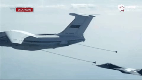 Quá trình tiếp nhiên liệu máy bay trên không thực chất chỉ phụ thuộc một phần vào hệ thống trang thiết bị của hai máy bay, còn lại phần lớn sự quyết định nằm trong tay các phi công cũng như khả năng phối hợp giữa tổ tiếp liệu và phi công tiêm kích. Nguồn ảnh: Sina.