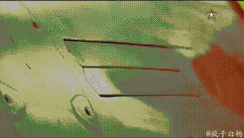 Toàn bộ quy trình khởi động vòi tiếp liệu trên chiếc chiến đấu cơ Su T-50. Hệ thống nắp che sẽ mở ra để đưa vòi tiếp liệu ra ngoài, sau đó gần như ngay lập tức nắp che sẽ đóng lại, quy trình kết thúc quá trình tiếp liệu cũng tương tự nhưng ngược lại. Nguồn ảnh: Sina.