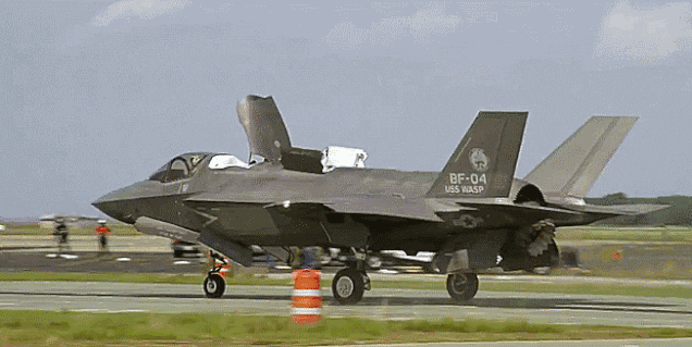 Khi cất cánh từ đường băng ngắn, động cơ của F-35B chỉ gục xuống dưới khoảng 60 độ chứ không cụp hẳn góc 90 độ. Nguồn ảnh: QQ.