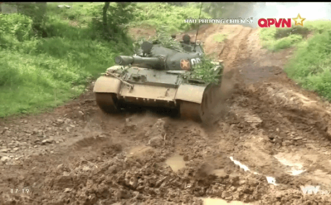 Ở thời điểm được chúng ta nhập biên, T-62 có thể coi là loại xe tăng hiện đại bậc nhất thế giới. Dù có bề ngoài khá tương đồng với T-54/55, tuy nhiên hệ thống hoả lực và tháp pháo của cả hai xe đều có những điểm khác biệt rõ rệt. Nguồn ảnh: QPVN.