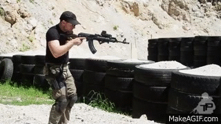 Trong tình trạng bị thương trên chiến trường, người lính cũng sẽ có cách để thay đạn chỉ bằng một tay mà không cần tới cánh tay còn lại. Nguồn ảnh: MakeAgif.