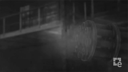 Do không sử dụng cơ cấu trích khí khoá nòng, chỉ cần một vài cơ cấu giảm giật cho đầu nòng súng là có thể triệt tiêu hoàn toàn lực giật của mỗi phát bắn, cho phép súng bắn với tốc độ cực cao mà vẫn đạt độ chính xác cao do không giật. Nguồn ảnh: Elogo.