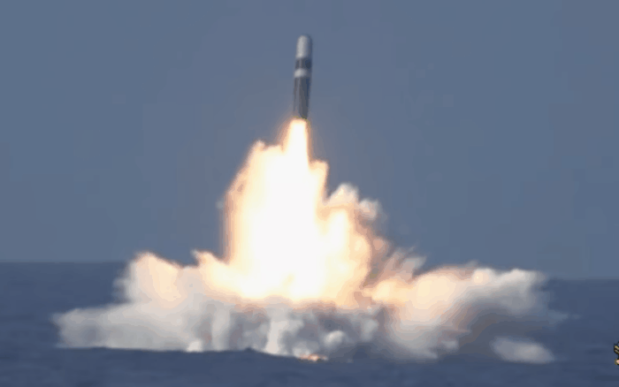 Ngoài việc đứng đầu trong hàng ngũ những tên lửa đạn đạo đáng tin cậy nhất thế giới, Trident-II-D5 còn được coi là tên lửa đạn đạo phóng từ tàu ngầm (SLBM) chính xác nhất và có sức mạnh khủng khiếp nhất.