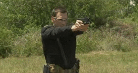 Kể cả các loại súng ngắn cũng có cách thức thay đạn chiến thuật, điều quan trọng là tốt nhất người lính không nên bắn hết sạch đạn trong băng để tránh phải lên đạn lại khi đưa băng đạn mới vào. Nguồn ảnh: Gifmaker.