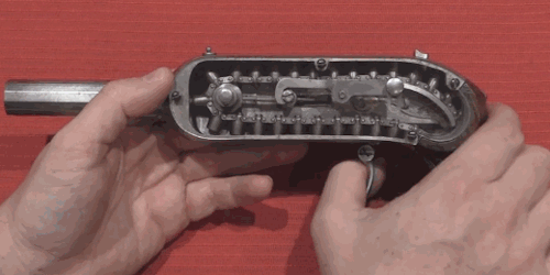 Những phiên bản đầu tiên của súng Chain Gun, dù không sử dụng điện nhưng kiểu lên đạn bằng "đường ray" này cũng được tính là Chain Gun vì chúng không dùng trích khí khoá nòng để nạp đạn. Nguồn ảnh: Gify.
