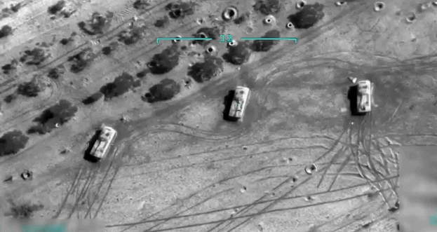 Xe tăng chủ lực cùng xe chiến đấu bộ binh, xe bọc thép của quân đội Syria bị tấn công bởi tên lửa của Thổ Nhĩ Kỳ. Nguồn ảnh: Sina.