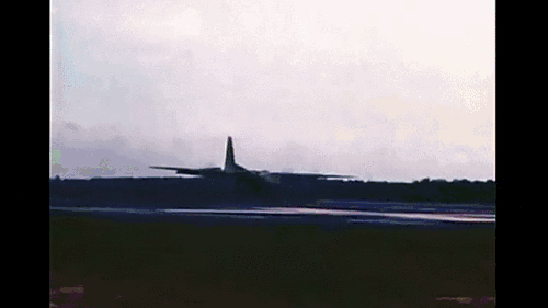 Cất - hạ cánh bằng động cơ tên lửa trợ lực là phương pháp được quân đội Mỹ thử nghiệm từ lâu và đã thu về được khá nhiều thành công. Nguồn ảnh: Pinterest.