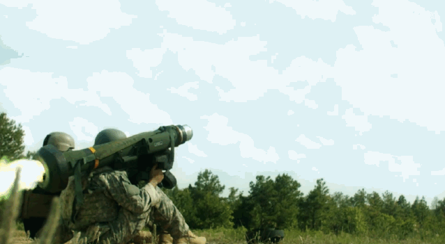 Tiêu chí thứ hai đó là "An toàn nhất". Ở tiêu chí này, tên lửa vác vai diệt tăng FGM-148 Javelin chính là gương mặt đại diện, bởi nó có thể tấn công kẻ thù ở nơi mà họ không thể ngờ tới. Nguồn ảnh: Youtube.