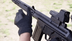 Cận cảnh cơ chế lên đạn cực dị của khẩu H&amp;K G3, thay vì kéo khóa nòng về phía sau, người sử dụng chỉ việc đập vào chốt để khóa nòng... chạy về phía trước. Tuy nhiên người sử dụng vẫn có thể nạp đạn theo cách thông thường. Nguồn ảnh: Reddit.