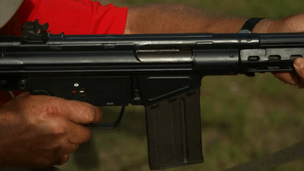 Cơ chế bắn của H&amp;K G3 lợi dụng sức giật để đẩy ngược vỏ đạn ra sau sau đó bắn vỏ đạn ra ngoài, đồng thời kéo viên đạn tiếp theo lên ngay sau đó. Tới nay, H&amp;K G3 vẫn tiếp tục được sử dụng và các phiên bản hiện đại hơn của nó vẫn liên tục được cải tiến. Nguồn ảnh: Gify.