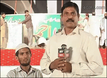 Người phóng viên này có phản ứng hơi thái quá khi bị phá đám trên truyền hình.