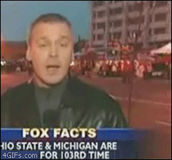 Ngay cả khi đang lên sóng truyền hình trực tiếp cũng không thể tránh khỏi những kẻ phá đám trêu chọc khiến nhân vật chính thì điên đầu còn khán giả lại có thêm những giây phút vui vẻ.