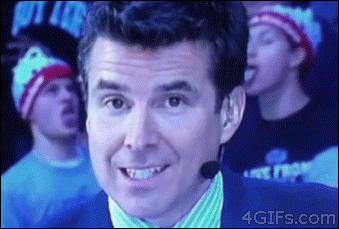 Người dẫn chương trình này có vẻ tội nghiệp hơn khi không biết những gì đang diễn ra sau lưng mình.