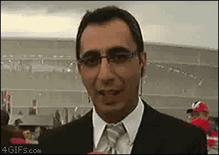 Lại một anh chàng tội nghiệp nữa không hiểu chuyện gì đang xảy ra phía sau lưng mình.