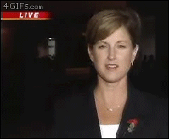 Anh chàng này bạo dạn đến mức cô phóng viên còn không kịp trở tay và chỉ biết cười trừ.