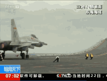 Tàu sân bay Liêu Ninh sử dụng cầu nhảy để cất cánh máy bay giống như trên mẫu Đô đốc hạm Kuznetsov của Nga. Nguồn ảnh: Sina.