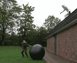 Nhiều tai nạn đáng tiếc do sự bất cẩn của con người nhưng cũng không kém phần... hài hước cho những người chứng kiến xung quanh.