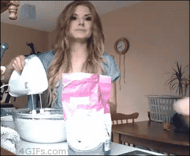 Tai nạn với máy khuấy bánh là điều rất dễ xảy ra khi những cô nàng tóc dài bất cẩn trong bếp.