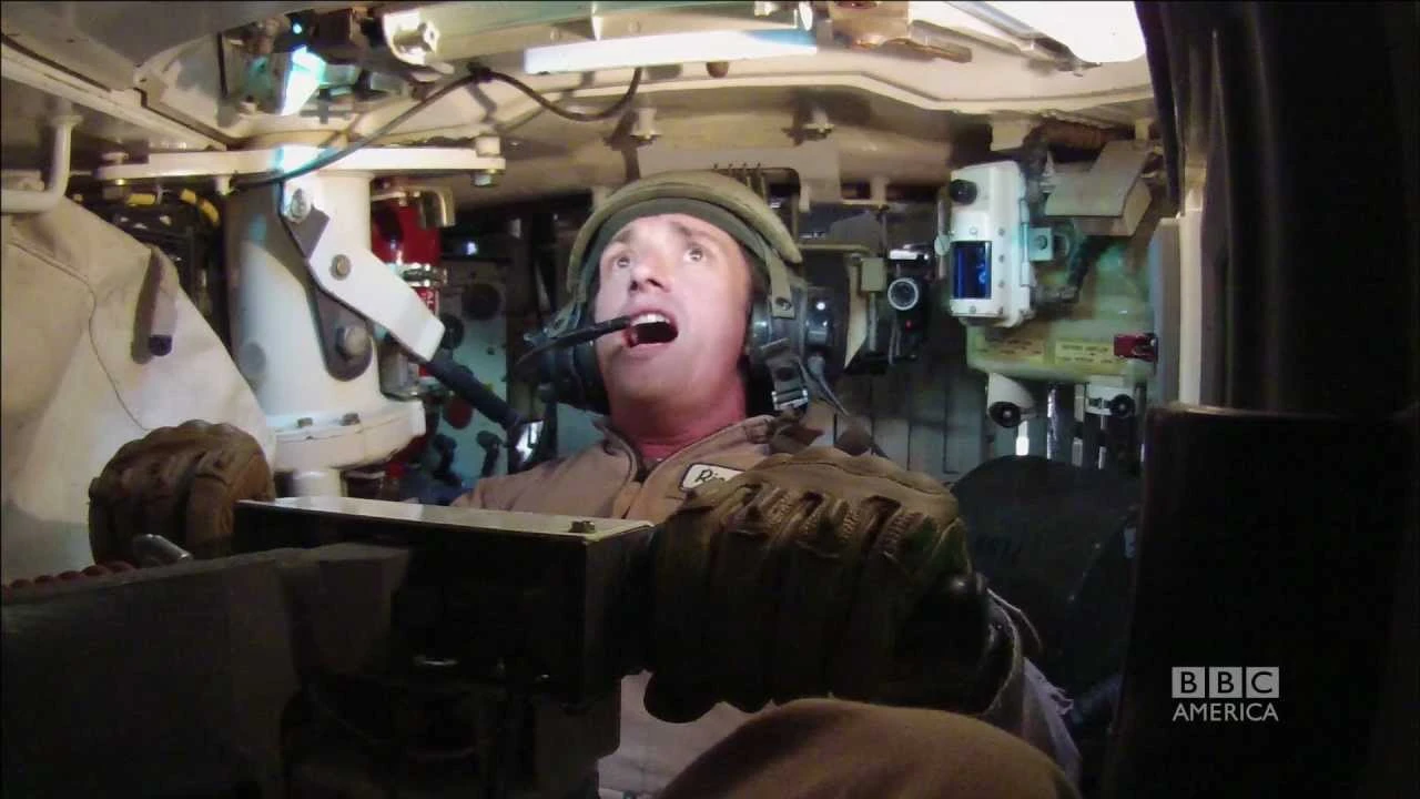 Ngỡ ngàng thiết kế khoang lái xe tăng hiện đại: Chật, nóng!