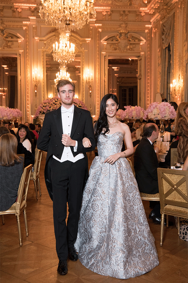 Một gương mặt châu Á khác trong buổi dạ hội là Angel Lee, 17 tuổi, con gái của ông trùm bất động sản Hong Kong, Robert Lee (Lý Trí Khang). Mẹ cô là diễn viên nổi tiếng Hong Kong thập niên 1990 Lương Uyển Tĩnh (Anh hùng xạ điêu, Hồ sơ trinh sát 3, Hồ sơ công lý). Angel Lee hiện là sinh viên Đại học Hong Kong chuyên ngành luật.