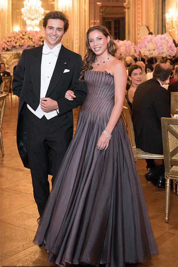 Một tiểu thư xuất thân từ dòng dõi quý tộc khác gây chú ý trong đêm tiệc là ái nữ dòng họ quý tộc Pourtalès Pháp - Gabrielle de Pourtalès. Cô gái 22 tuổi vừa tốt nghiệp đại học và đang làm giám đốc điều hành công ty kinh doanh rượu vang của gia đình tại Hong Kong.