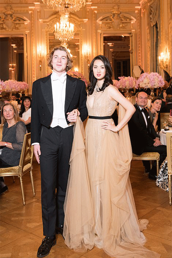 Annabel Yao, con gái thứ hai của chủ tịch tập đoàn công nghệ Huawei Nhậm Chính Phi là một trong những gương mặt nổi bất nhất tham dự vũ hội hoàng gia của các "cậu ấm, cô chiêu" nổi tiếng trên thế giới. Cô gái 21 tuổi là sinh viên ngành khoa học máy tính tại trường Đại học Havard. Cô còn là một vũ công ballet và chăm chỉ tham gia các hoạt động từ thiện. Cô là con gái thứ hai của Nhậm Chính Phi với người vợ thứ hai.