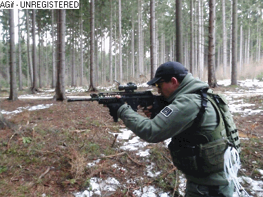 Các loại súng trường tấn công họ M4 có kiểu lên đạn chỉ bằng một nút bấm thay vì phải kéo khóa nòng như các loại súng thông thường khác, điều này khiến cho việc nạp lại đạn diễn ra nhanh gọn hơn rất nhiều. Nguồn ảnh: Agif.