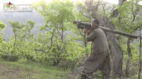 Cận cảnh phiến quân khủng bố ở Trung Đông sử dụng tên lửa Igla tấn công tiêu diệt trực thăng của quân đội Syria chỉ bằng một phát bắn. Nguồn ảnh: Liveleak.