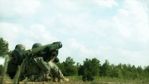 Tuy nhiên đó là giá của gần... 20 năm trước. Tính theo tỷ giá hiện tại, mỗi cơ cấu phóng của Javelin sẽ có giá khoảng 206.000 USD và mỗi tên lửa sẽ có giá khoảng 111.000 USD. Đây là cái giá quá cao nếu so với hệ thống TOW 2 vốn có giá chỉ khoảng 83.000 USD cho toàn bộ cơ cấu phóng và đạn tên lửa. Nguồn ảnh: Pinterest.