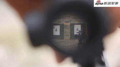 Thậm chí, mục tiêu còn có thể là vỏ của viên đạn 7,62mm có kích thước chỉ bằng ngón tay. Có thể dễ dàng nhận thấy, thông qua tâm ngắm người xạ thủ hoàn toàn không thấy rõ được viên đạn được dán trên bia tập bắn. Nguồn ảnh: Sina.