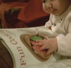 Khổ thân em bé này cứ cố nếm thử đồ ăn trong tờ tạp chí. Ảnh: Bored.