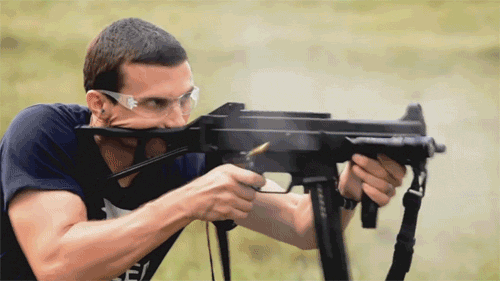 Gia tốc đầu nòng yếu cũng đồng nghĩa với việc độ giật của súng là rất nhẹ, giúp người lính có thể làm chủ được hoàn toàn khẩu súng này khi sử dụng. Giống với tiểu liên MP-5, UMP rất thích hợp với việc sử dụng để càn quét trong những không gian hẹp do nó nhỏ gọn và tốc độ bắn nhanh. Nguồn ảnh: Infavor.